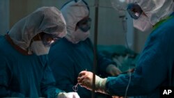 러시아 의료진들이 모스크바의 한 병원에서 신종 코로나바이러스와 관련된 수술을 하고 있다.