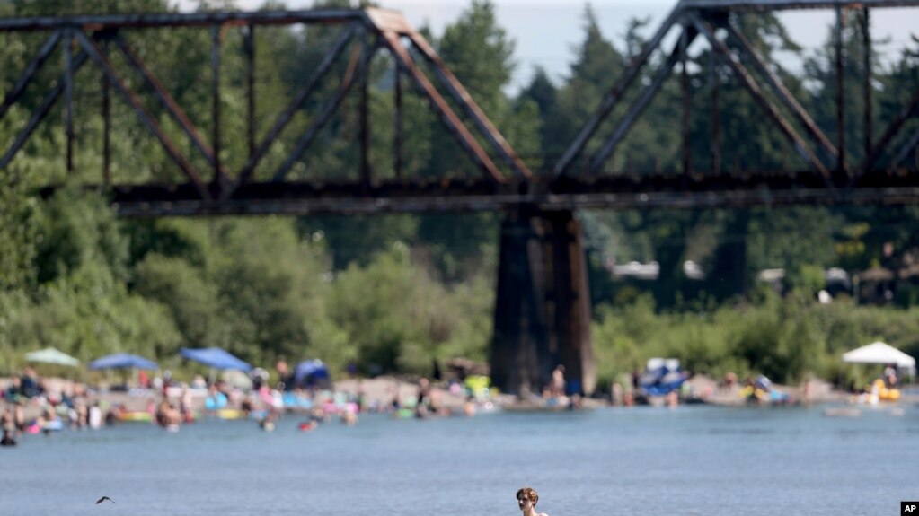 俄勒冈州的民众在河边避暑（2021年6月25日）(photo:VOA)