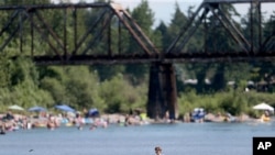 俄勒冈州的民众在河边避暑（2021年6月25日）