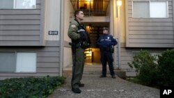 Chris Harper Mercer'ın evi dışında bekleyen polisler