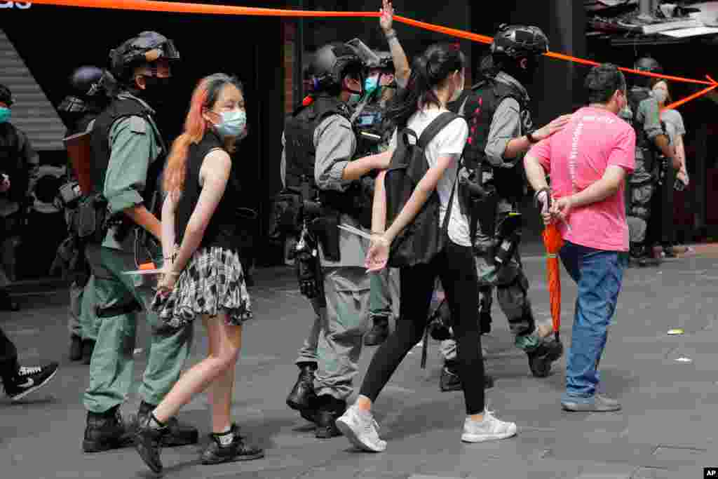 پلیس هنگ کنگ روز چهارشنبه بیش از ۳۰۰ نفر از معترضان به یک قانون جدید امنیتی را که چین خواهان اجرای آن بوده، بازداشت کرد. 