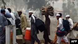 Des fidèles pakistanais arrivent pour le rassemblement religieux annuel Tablighi Ijtema à Raiwind, à la périphérie de Lahore, le 2 novembre 2017. (Photo ARIF ALI / AFP)