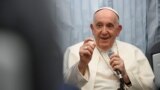 Papa Franjo prisustvuje konferenciji za novinare u avionu na povratku iz Marseilla.