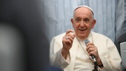 Papa Franjo prisustvuje konferenciji za novinare u avionu na povratku iz Marseilla.