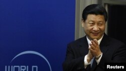 Una de las últimas apariciones de Xi Jinping se produjo en su cita con el presidente egipcio, Mohammed Morsi, el 30 de agosto en Beijing. Dias antes se presentó en la apertura del Foro de Paz Mundial en Beijing.