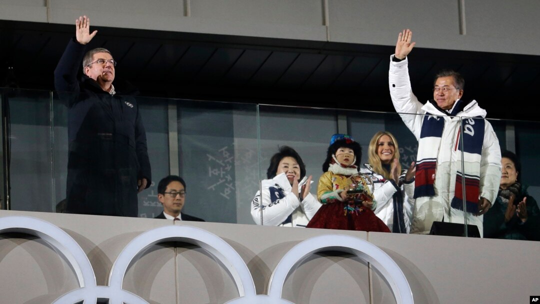 Tomas Bah, predsednik Međunarodnog olimpijskog komiteta i južnokorejski predsednik Mun Džae-in na ceremoniji zatvaranja Zimskih olimpijskih igara 2018. u Pjongčangu.