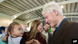 Bill Clinton se reúne con damnificados en Puerto Rico y entrega donaciones gracias a la Fundación Clinton.