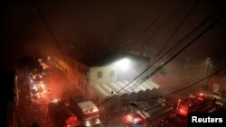 Los bomberos trabajan para controlar un incendio en el almacén de un supermercado en el centro de la Ciudad de México, 9 de septiembre de 2019.