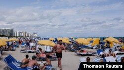 Turistas acuden a la playa para celebrar las vacaciones de primavera, en medio del brote de coronavirus en Miami Beach, Florida, el 6 de marzo de 2021.