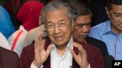 Mahathir Mohamad memberikan konferensi pers di Kuala Lumpur, Malaysia, Rabu malam (9/5).