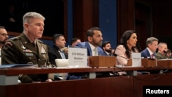 ویلیام هارتمن، سرپرست آژانس امنیت ملی آمریکا، کش پتل، رئیس اداره تحقیقات فدرال آمریکا، تولسی گبرد، مدیر اطلاعات ملی آمریکا، جان رتکلیف، رئیس سازمان اطلاعات مرکزی آمریکا، و ژنرال جیمز آدامز، رئیس آژانس اطلاعات دفاعی، در جلسه استماع کمیته اطلاعات مجلس نمایندگان آمریکا