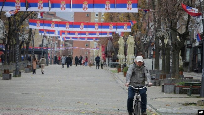 Etnik Sırplar'ın yoğunlukta olduğu Mitrovica'nın kuzeyinde Sırp bayrakları görülüyor