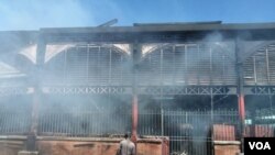 Mache Ipolit la ki tap bloule nan dife lendi swa 13 fevriye 2018 la nan Pòtoprens. (F. Lisené/VOA Creole)