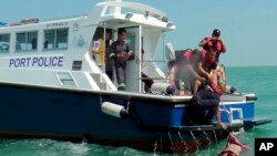 Petugas kepolisian laut Malaysia menemukan jenazah korban tenggelamnya kapal Sungai Air Hitam di Banting, luar wilayah Kuala Lumpur, Malaysia (18/6). 