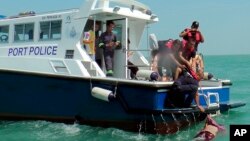 2014年6月18日马来西亚海事警察打捞沉没木船尸体