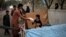 Para pengungsi internal Afghanistan menerima bantuan makanan di kamp sementara mereka di ibu kota Kabul (foto: dok).