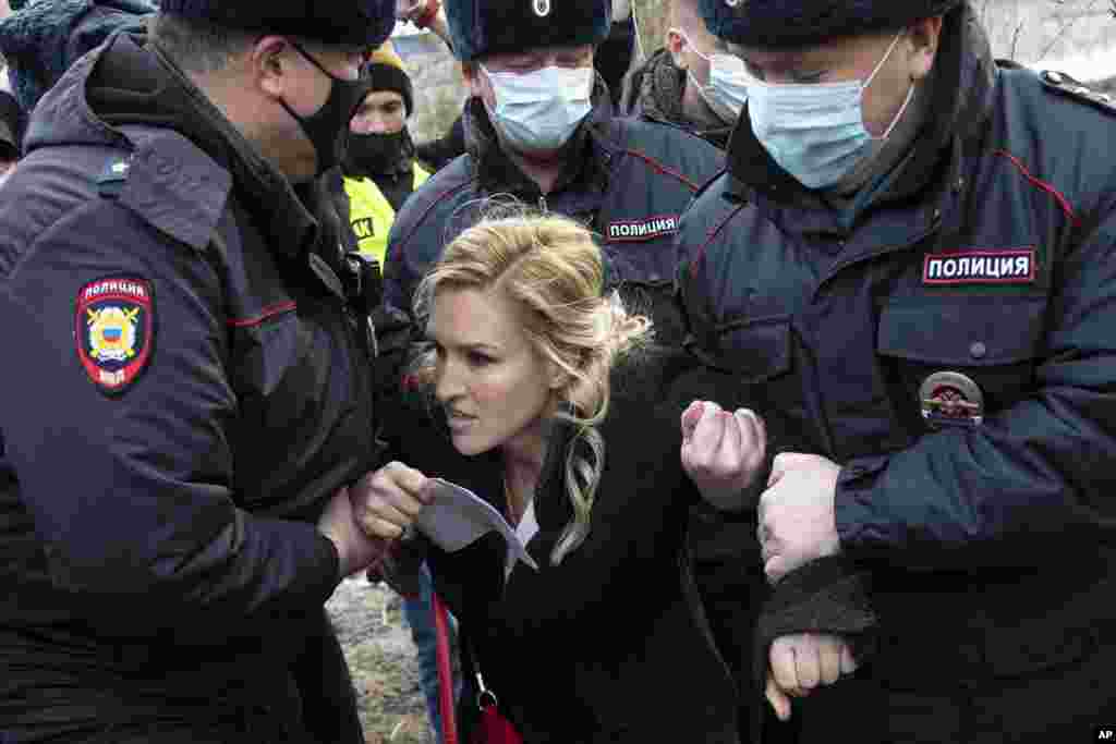 Police officers detain the Alliance of Doctors Union&#39;s leader Anastasia Vasilyeva at the prison colony IK-2 in Pokrov in the Vladimir region, east of Moscow, Russia. Doctors from the Navalny-backed union demand the opposition leader gets qualified medical help from independent doctors.
