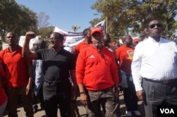 MCP leader Lazarus Chakwera (in black) and Saulos Chilima of UTM (in red) join protesters, June 20, 2019. (L. Masina)