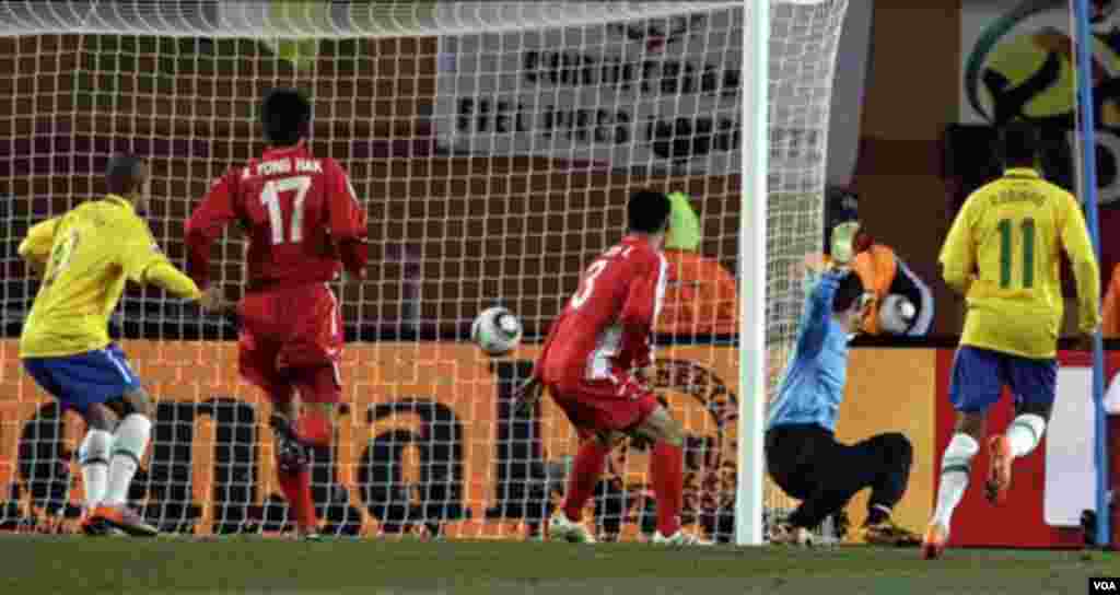 Golman Sjeverne Koreje Ri Myong Guk nije uspio zaustaviti udarac Maikona. Brazil je teže nego se očekivalo savladao audsajdera na šampionatu 2:1 (AP Foto/Kin Cheung)