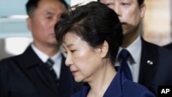 រូបឯកសារ៖ លោក​ស្រី Park Geun-hye ដែល​ត្រូវ​បាន​​បណ្តេញ​ចេញ​​ពី​​តំណែងជា​​ប្រធានាធិបតី​កូរ៉េ​ខាង​ត្បូង​ (កណ្តាល) មកដល់​​បន្ទប់​​សវនាការ​ក្នុង​ក្រុង​សេអ៊ូល កាលពី​ថ្ងៃទី៣០ ខែមីនា ឆ្នាំ២០១៧។