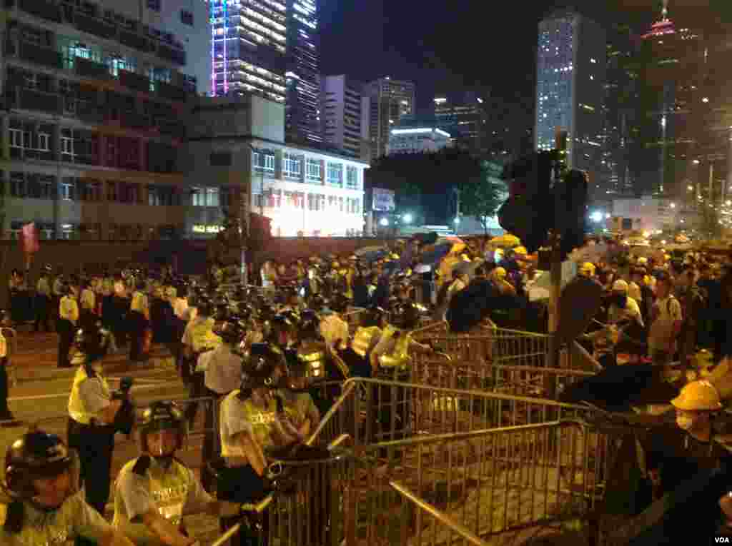 数千香港学生市民在金钟聚会与警方对峙 (美国之音海彦 拍摄) 