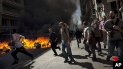 Canecas de basura fueron incendiados durante las manifestaciones con la policía en Barcelona. 