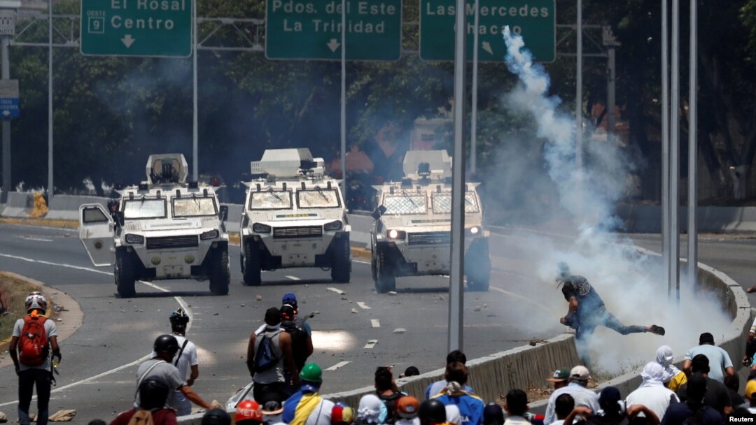 Abiyerekana bahangana n'imuduga ya gisirikare muri Venezuela, Kw'itariki 30/04/2019. 