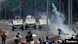 Abiyerekana bahangana n'imuduga ya gisirikare muri Venezuela, Kw'itariki 30/04/2019. 
