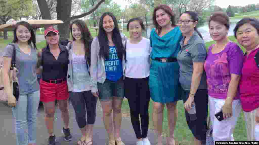 ບັນດາຍາດມິດທີ່ພາກັນ ມາສະໜັບສະໜຸນພວກທີ່ລົງແຂ່ງຂັນ