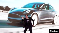 FILE PHOTO: Tesla Inc CEO Elon Musk dances onstage during a delivery event for Tesla China-made Model 3 cars in Shanghai, China January 7, 2020. REUTERS/Aly Song/File Photo/File Photo