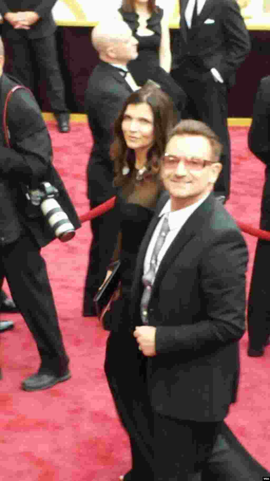 Bono bersama istri di red carpet Academy Awards ke-86, Dolby Theater, Los Angeles, California, 2 Maret 2014.