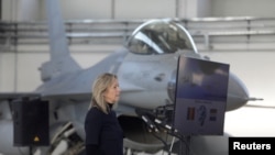 La ministra de Defensa de Países Bajos, Kajsa Ollongren, durante la presentación del nuevo programa de entrenamiento de pilotos en la base aérea militar Baza 86, en las afueras de Fetesti, Rumania, el 13 de noviembre de 2023.