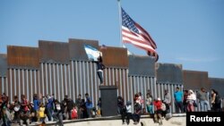 Ribuan migran yang berangkat dari Amerika Tengah menuju Amerika Serikat di tembok perbatasan AS-Meksiko di Tijuana, Meksiko, 25 November 2018. (Foto: dok).