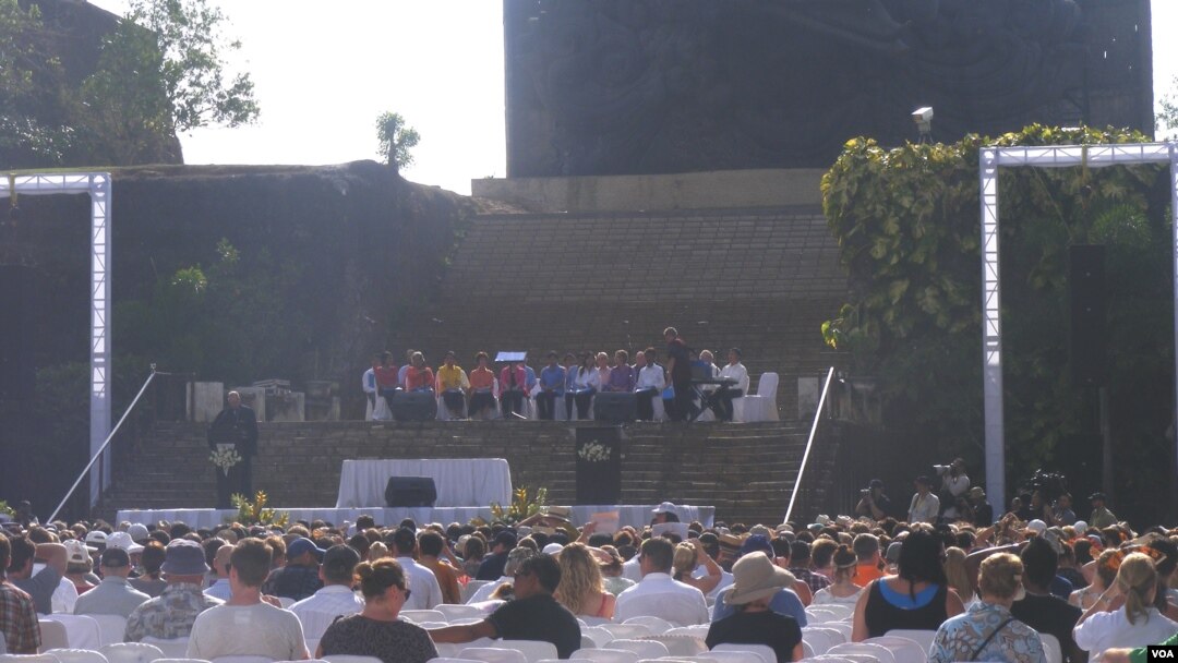 Upacara peringatan 10 tahun peristiwa bom Bali di Garuda Wisnu Kencana, Jimbaran, Bali. (VOA/Muliarta)