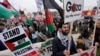 Sejumlah demonstran pendukung Palestina menggelar aksi demo saat kunjungan Presiden Joe Biden ke Warren, Michigan, pada 1 Februari 2024. (Foto: AP/Paul Sancya)