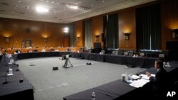 Ligjvënësi republikan John Ratcliffe duke folur gjatë seancës dëgjimore në Komisionin e Senatit për Zbulimin, pothuajse të boshatisur për shkak të pandemisë