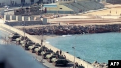 Des soldats algériens patrouillent dans des chars dans les rues d'Alger, le 12 octobre 1988.