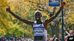 Wilson Kipsang de Kenia, celebra su triunfo en el 44o. maratón de Nueva York.