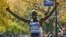 Wilson Kipsang de Kenia, celebra su triunfo en el 44o. maratón de Nueva York.