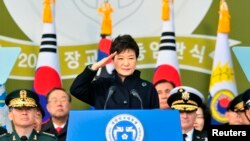 3月6日韩国总统朴槿惠对韩国军官们敬礼