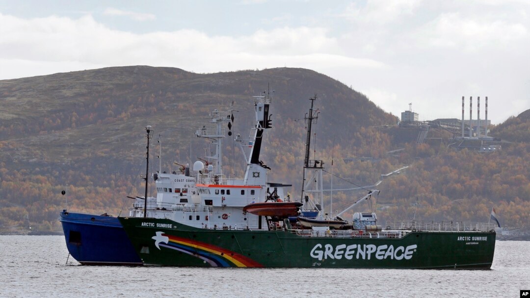 Kapal Greenpeace 'Arctic Sunrise' dikawal oleh kapal pengawal pantai dari basis militer Rusia di Severomorsk, Semenanjung Kola, Rusia (24/9). 