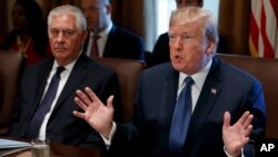 Presiden AS Donald Trump (kanan) dan Menlu AS Rex Tillerson dalam rapat kabinet di Gedung Putih, Rabu (1/11). 