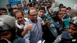 Bangladeshi newspaper editor Mahmudur Rahman, center, is brought to a court following his arrest in Dhaka, Bangladesh, Thursday, April 11, 2013.