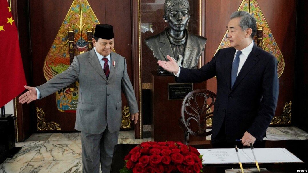 Menteri Pertahanan Prabowo Subianto bersama Menteri Luar Negeri China Wang Yi usai menandatangani buku tamu saat pertemuan di Jakarta, 18 April 2024. (Foto: Achmad Ibrahim/Pool via REUTERS)