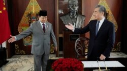 Menteri Pertahanan Prabowo Subianto bersama Menteri Luar Negeri China Wang Yi usai menandatangani buku tamu saat pertemuan di Jakarta, 18 April 2024. (Foto: Achmad Ibrahim/Pool via REUTERS)