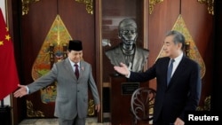 中国外长王毅2024年4月18日会见了印尼当选总统普拉博沃·苏比安托(Prabowo Subianto)。（媒体联访照片）