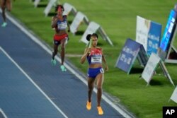 La cubana Roxana Gómez compite en la final de relevos 4 x 400 metros de atletismo femenino en los Juegos Centroamericanos y del Caribe en San Salvador, El Salvador, el viernes 7 de julio de 2023. (Foto AP/Arnulfo Franco)