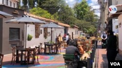 En la zona de Usaquén, gastrobares y restaurantes ya han dispuesto mesas en las calles para atender a sus comensales. [Foto: Karen Sánchez, VOA]