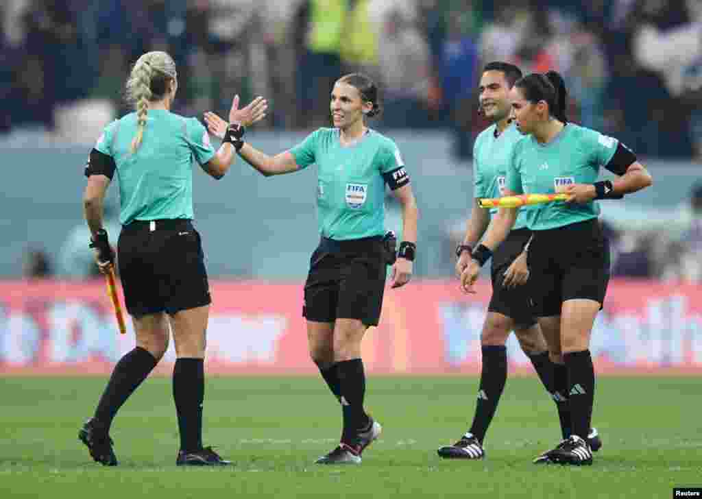 برای نخستین بار در تاریخ رقابت&zwnj;های جام جهانی فوتبال قطر، داوران رقابت میان آلمان و کوستاریکا زنان بودند.
