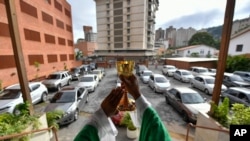 El padre Jonathan González celebra una misa dominical en el estacionamiento "Nuestra Señora de Coromoto", iglesia en la urbanización El Paraíso de Caracas, Venezuela. Octubre 25, 2020.